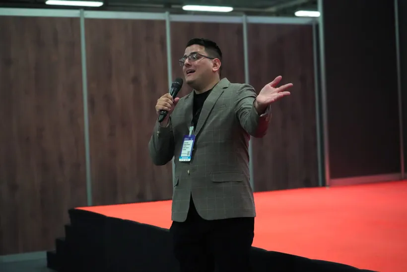 Juan Pablo Osorio dando una charla sobre inversión en vivienda